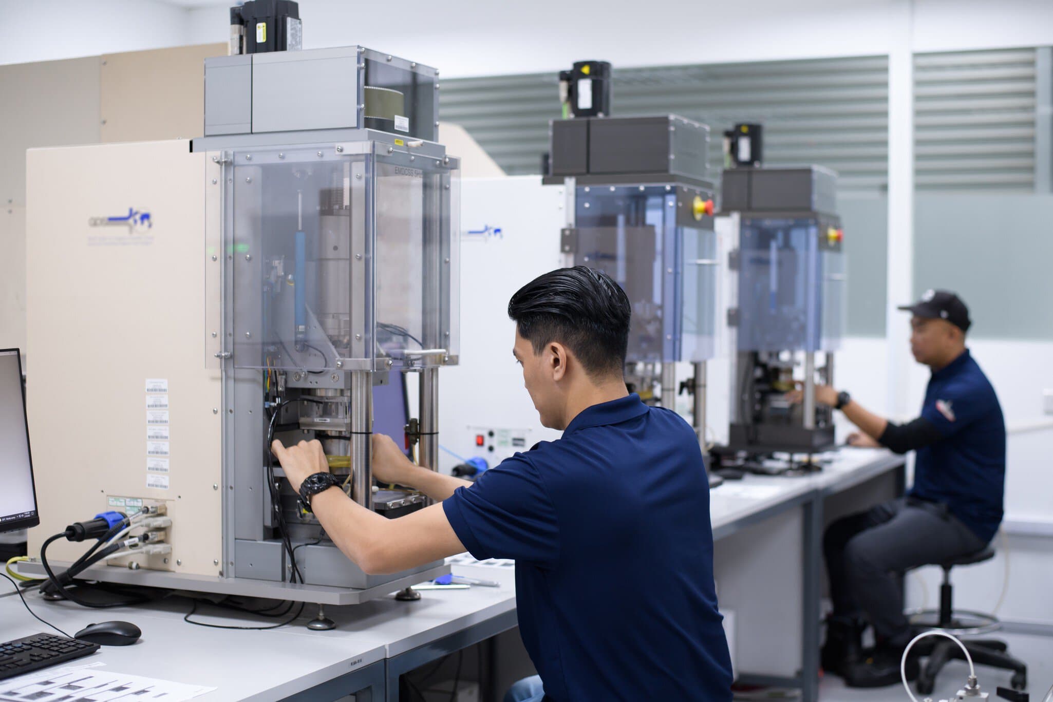 Singapore
Laboratory testing in the Singapore geotechnical laboratory. Simple shear testing